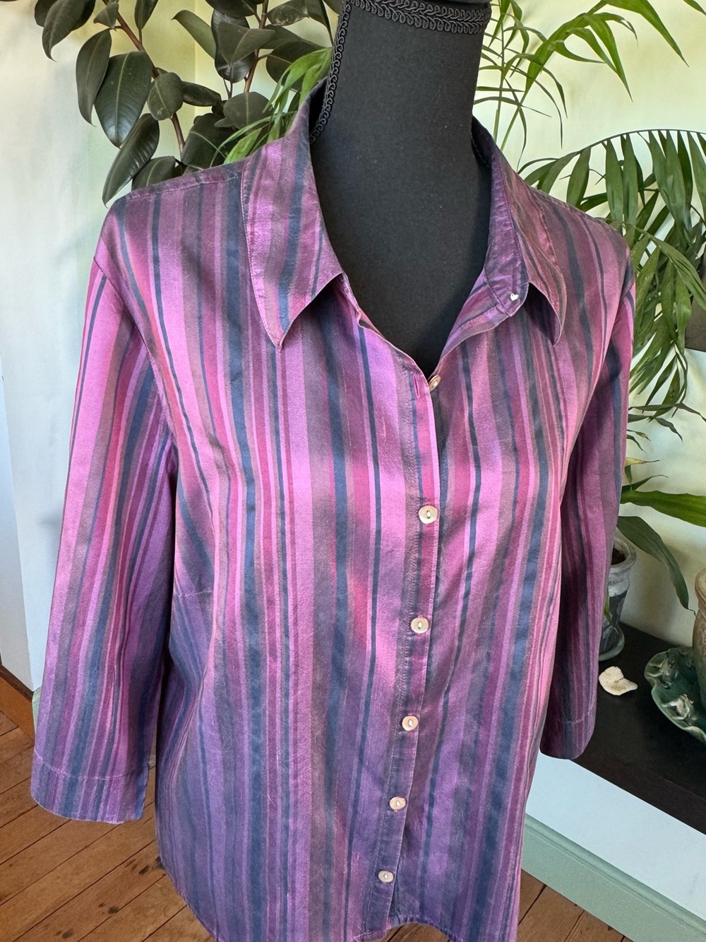 Nexx Women’s petite 100% silk button front shirt